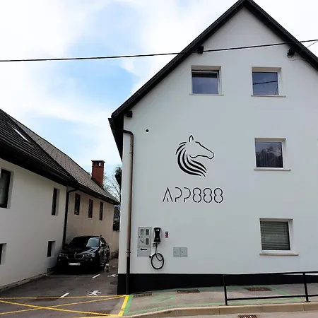 Appartement 888 *